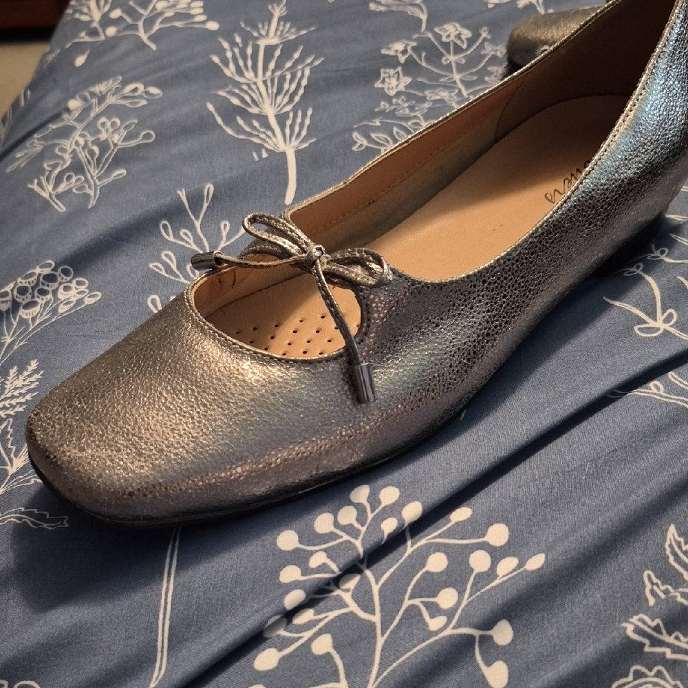 Womens Metallic Silver Flats with Bow - Picture 2 of 7